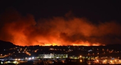 Incendio en Carcaixent. El fuego quema chalets y obliga a desalojar el hospital de la Barraca