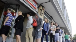 El paro baja hasta los 3.767.054, la mejor cifra desde septiembre de 2009