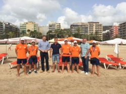 Cullera recuerda que está prohibido poner sombrillas delante de las hamacas de alquiler