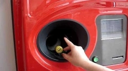 Los empresarios turísticos se oponen al sistema de reciclaje que paga 10 céntimos por envase al usuario