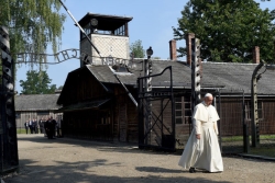 El Papa recorre en silencio el campo de exterminio de Auschwitz