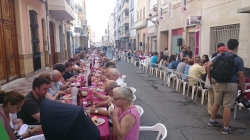 Más de 400 vecinos disfrutan de un almuerzo popular en las fiestas de Benifaió