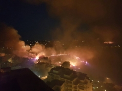 Un incendio con varios focos arrasa chalés de Xàbia y desaloja a cientos de vecinos
