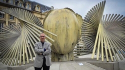 El valenciano Manolo Valdés llena la plaza Vendome de París de cabezas gigantes