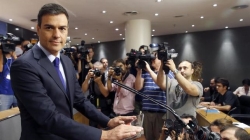 Sánchez ignora la presión de los críticos y mantiene su hoja de ruta para seguir en el cargo