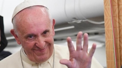 El papa afirma que Jesús nunca abandonaría a un transexual