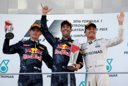 El karma se alía con Red Bull y Rosberg contra Hamilton
