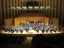 Les dos bandes carletines ’Artística i la Unió Musical interpreten juntes al Palau de Les Arts el pasdoble «Amparito Roca»