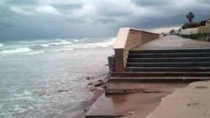 El oleaje se traga parte de la playa de El Saler y el mar llega a las viviendas