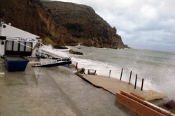 El temporal de viento y lluvia engulle las playas y destroza los paseos marítimos