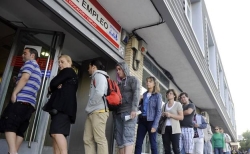 El paro baja en mayo en 111.908 personas, hasta niveles de 2009, y la contratación marca cifra récord