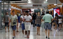 Valencia rectifica y negociará que todos los comercios tengan la misma libertad horaria