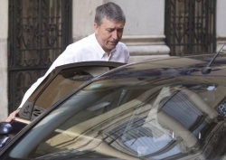 Climent enfada a los consumidores al dejarles fuera de la negociación sobre libertad horaria