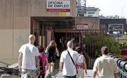 El paro baja en la Comunitat en octubre y se dispara en Cataluña tras la salida de empresas