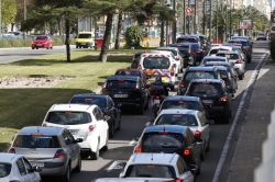 Los pasos de cebra de la avenida del Cid se estrenan con atascos, accidentes y quejas