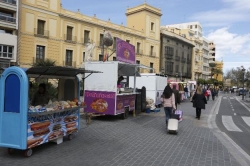 Comerciantes y consumidores redoblan las críticas por venta ilegal y suciedad en Fallas