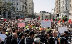 Miles de pensionistas protestan en Valencia contra el recorte de su poder adquisitivo