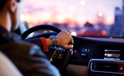 Ocho malos hábitos de conducción que pueden averiar el coche y dejarte el bolsillo vacío