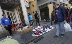 Los comercios de las calles tomadas por manteros pagan hasta 4.000 euros de IBI