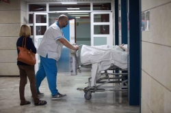 El colapso de Alzira deja a pacientes en los pasillos