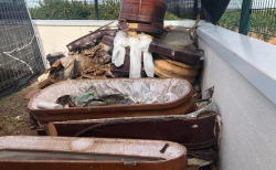 Ataúdes apilados en el cementerio de Alzira