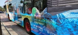 La EMT de València luce en la ciudad la imagen del Campeonato de Europa de Triatlón 2021