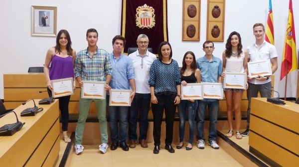 El Ayuntamiento de Algemesí premia los mejores expedientes de alumnos de bachillerato y ciclos formativos