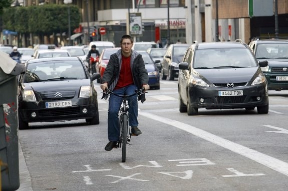 Suprimir el aparcamiento nocturno del carril bus dejaría sin plaza a 12.700 coches