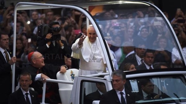 El papa Francisco se come la Manzana