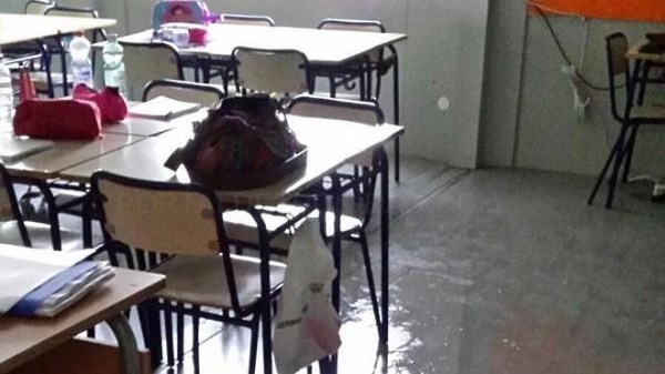Una tromba de agua en La Marina obliga a desalojar a los alumnos del colegio de La Xara