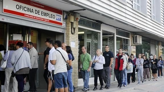 El número de parados sube en 26.087 personas en septiembre y se sitúa en 4.094.042