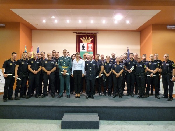 Benifaió distingue a 30 agentes de la policía local
