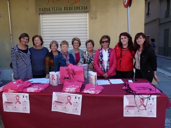 Alta colaboración de los vecinos de Benifaió en las mesas petitorias contra el Cáncer