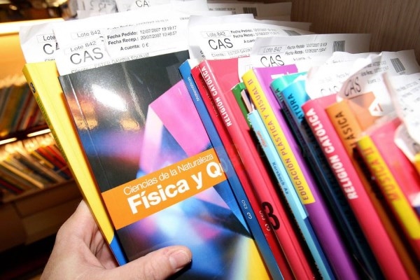 Los padres que cobren la primera ayuda de cien euros deberán devolver los libros