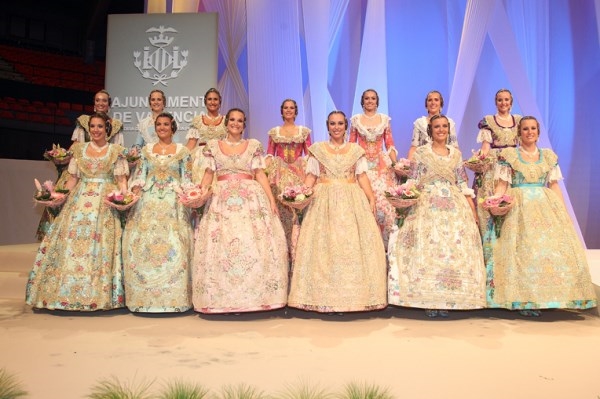 Veintiséis falleras a la espera de una llamada