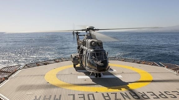 Localizan con vida a los tres militares españoles del helicóptero accidentado en aguas de Canarias