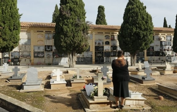La capilla del cementerio General celebra casi 3.000 entierros católicos al año