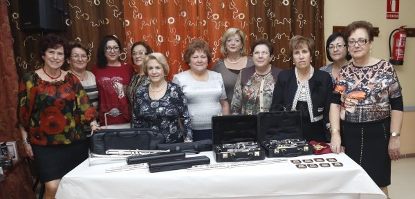 Las Damas de Santa Cecilia de Benifaió realizan su tradicional obsequio de instrumentos a la Sociedad Musical