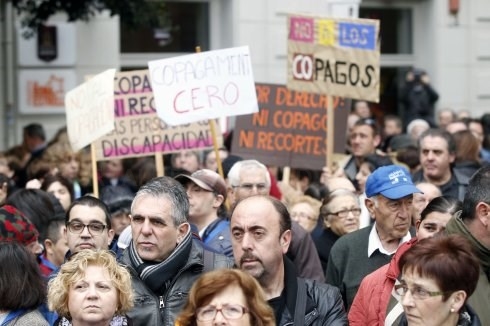Los dependientes denuncian que el copago no desaparecerá hasta mediados de 2016
