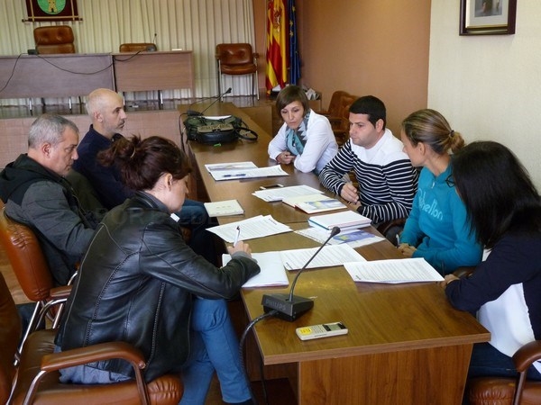 El Ayuntamiento de Benifaió firma los convenios con los centros educativos para hacer efectiva la entrega de 5.000€ por centro para material escolar