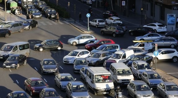 Los taxistas de Valencia arremeten contra Ribó por el caos de tráfico del asfaltado diurno