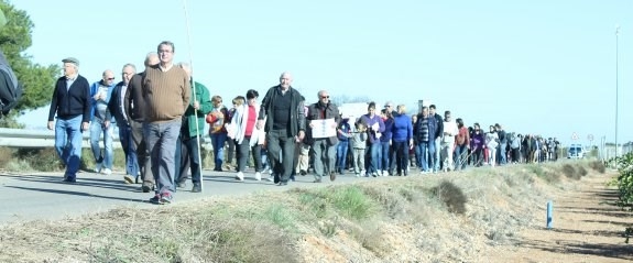 Unas 500 personas se manifiestan contra las plantas de Guadassuar