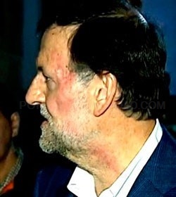 Un joven da un puñetazo a Rajoy durante un paseo electoral por Pontevedra
