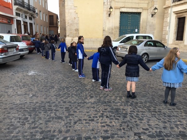 Una cadena humana solidaria une a los alumnos de La Milagrosa con Cáritas en Alberic