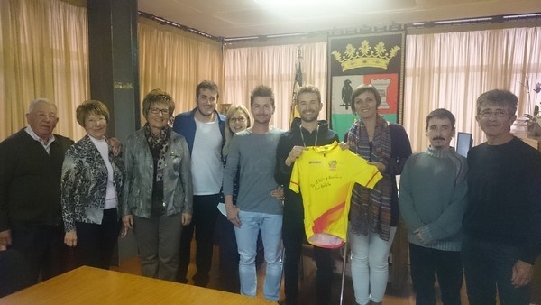 Raúl Ballester recibe el homenaje del Ayuntamiento de Benifaió como  campeón master 30 Copa España Ciclocros