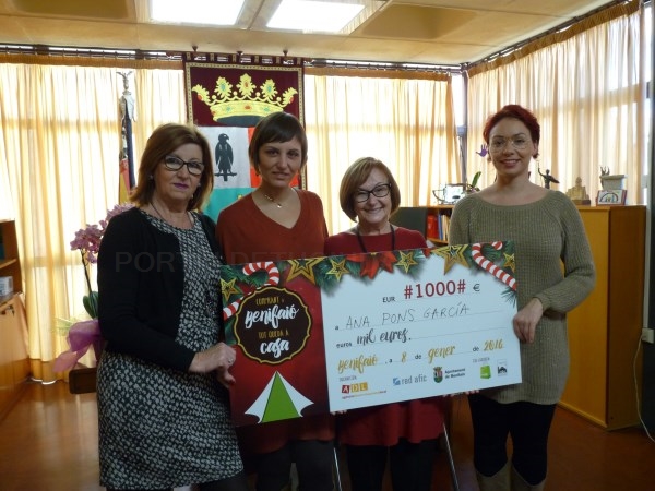 El Ayuntamiento de Benifaió entrega el premio de 1.000 euros de la campaña de promoción de compras en el comercio local