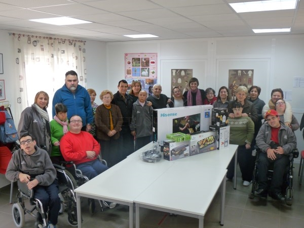 El Ayuntamiento de Benifaió entrega material de cocina y un televisor para la Asociación de discapcitados SOM I ESTEM