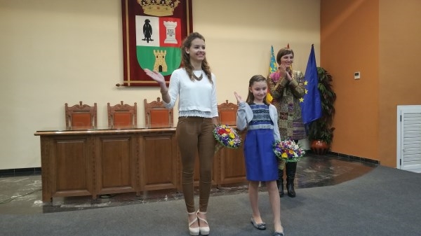 El mundo fallero despide a Paula y Elena como Falleras Mayores de Benifaió 2015