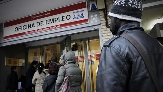 El paro bajó en 678.200 personas en 2015, la mayor caída de la historia