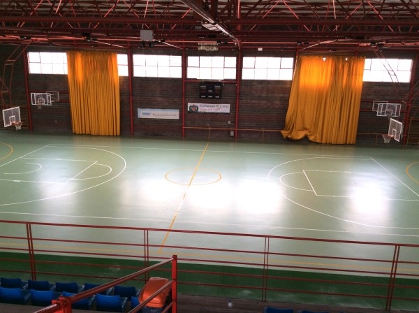 El Ayuntamiento de Carlet repara la pista del pabellón del Polideportivo
